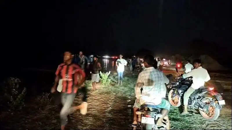 (अपडेट) असम : लाहरीघाट नाव हादसा, पानी में डूबे दो लोगों की तलाश जारी