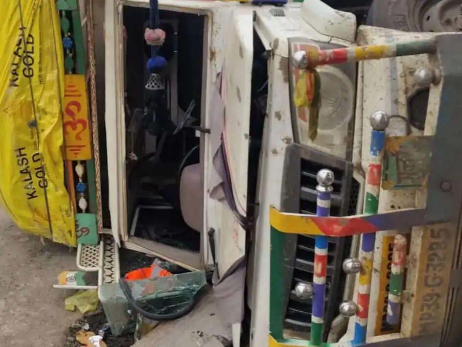 राजगढ़ःतेज रफ्तार अज्ञात वाहन की टक्कर से पिकअप वाहन पलटा, चालक सुरक्षित