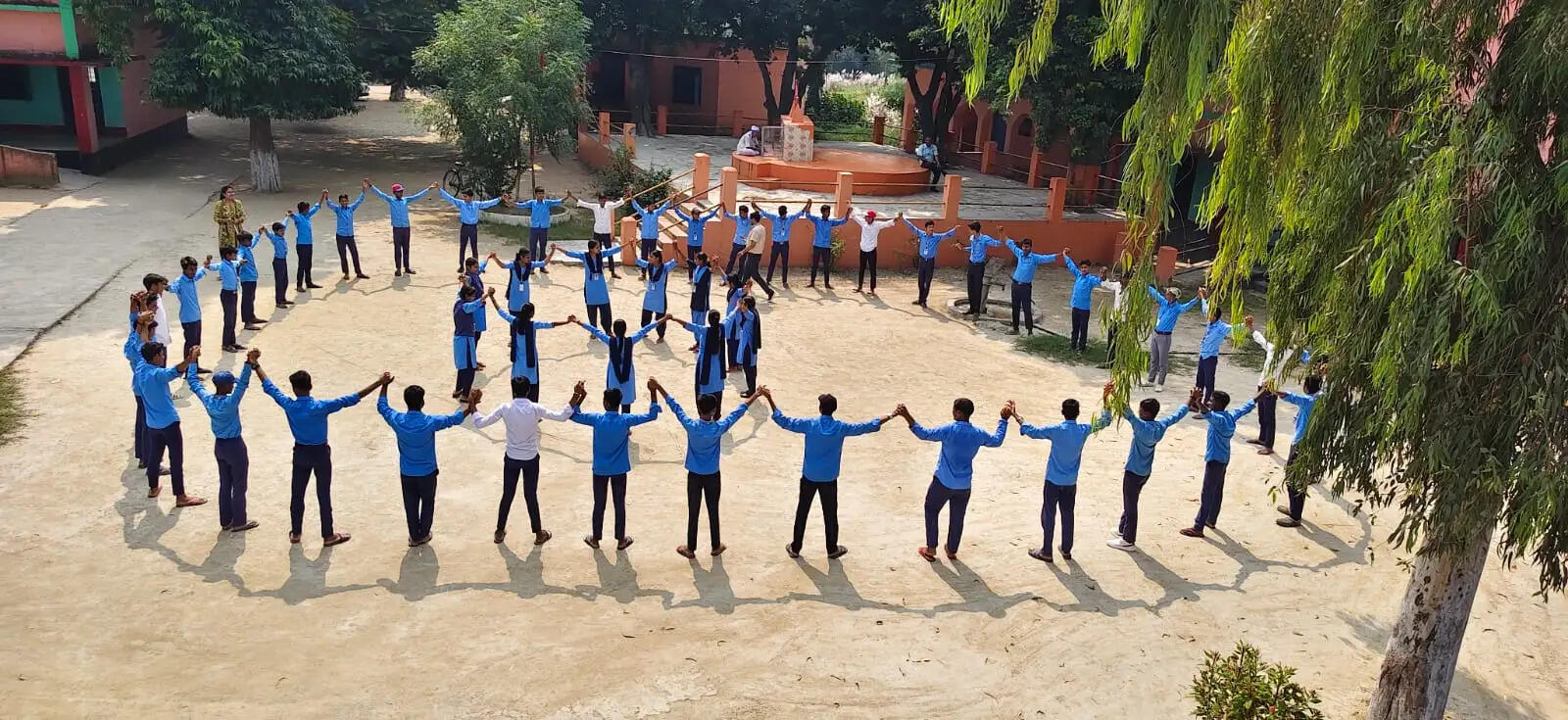 मशरक में सेवा संकल्प अभियान के तहत अवध उच्च विद्यालय में बनी मानव श्रृंखला
