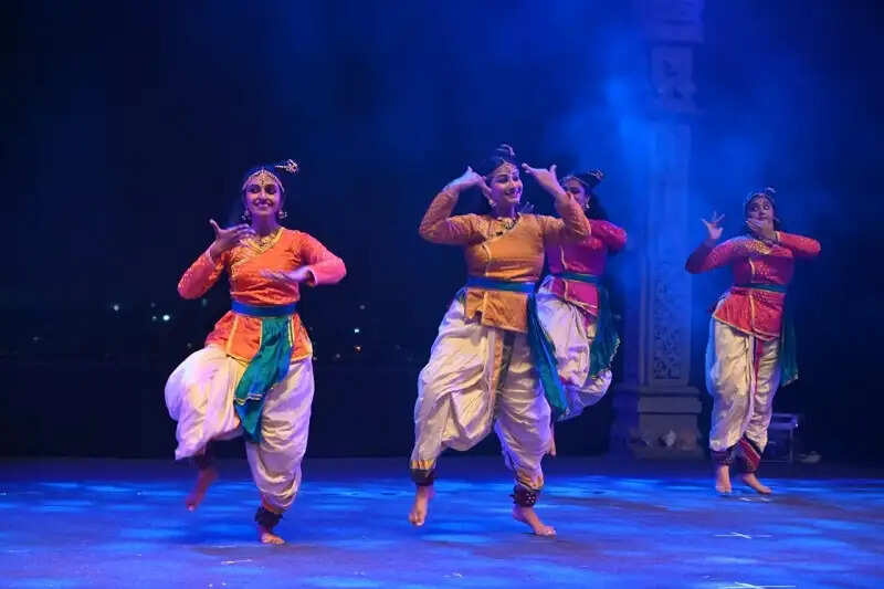 भोपालः सदानीरा समागम में गोवर्धन लीला का अनूठा मंचन, ड्रोन से आसमान में दिखा इंद्र स्वरूप
