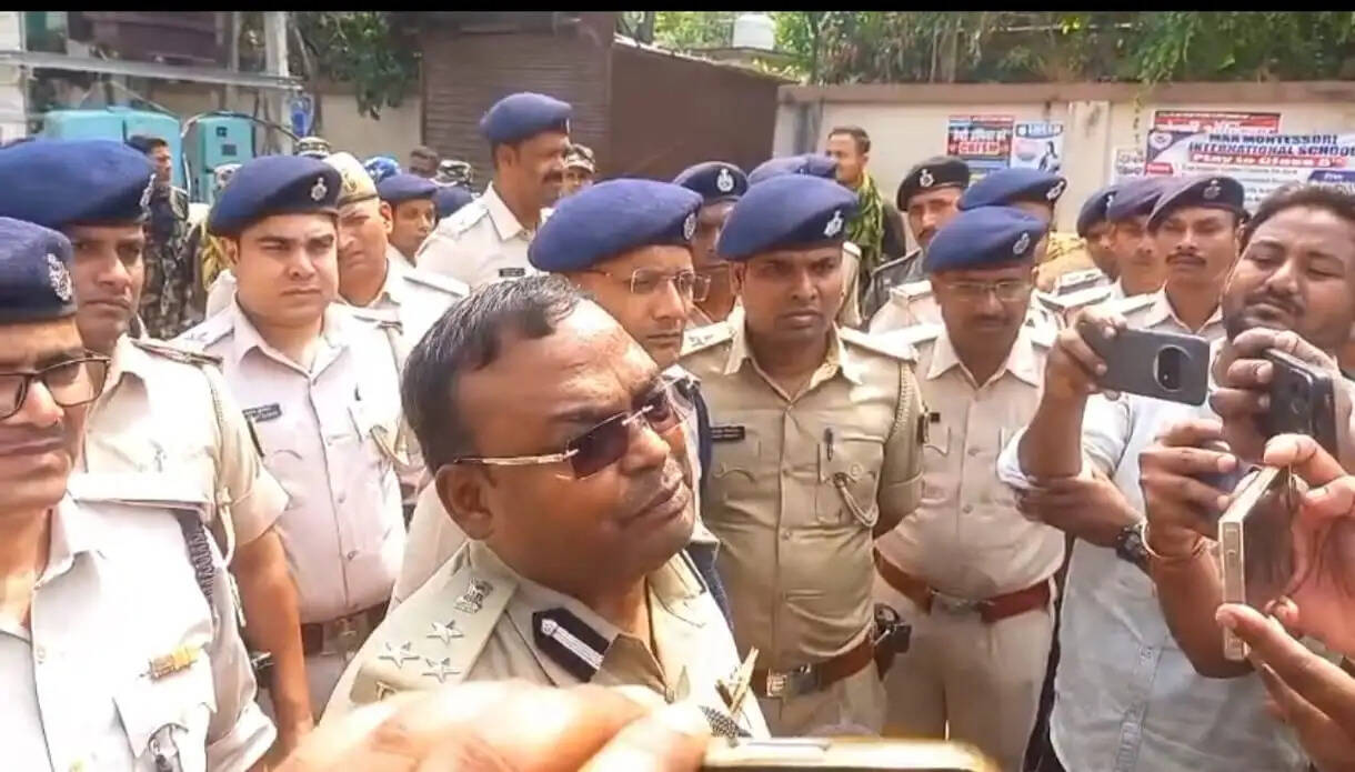 सीवान में आरजेडी विधायक ओसामा शहाब के ठिकानों पर पुलिस का छापा