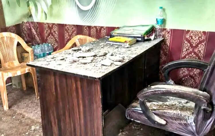 एलआईयू कार्यालय की छत टूटी, बाल-बाल बचा कर्मी