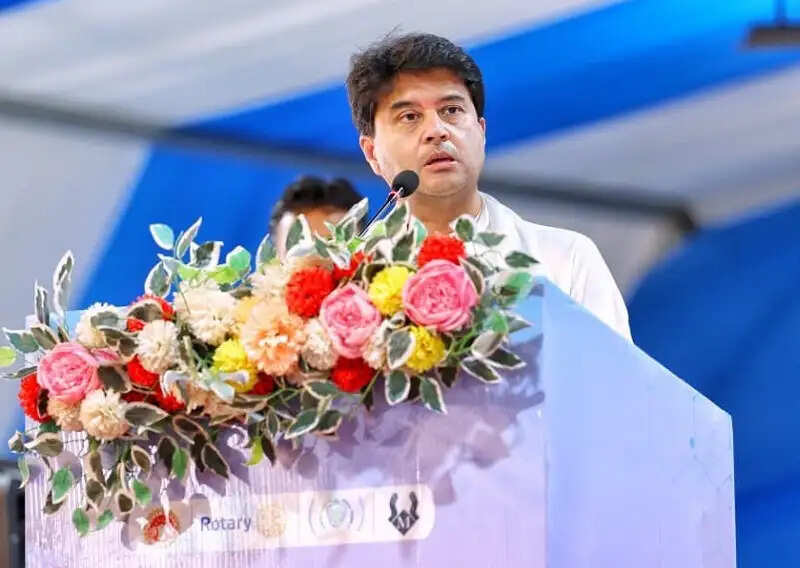 केन्द्रीय मंत्री सिंधिया ने शिवपुरी में विशाल निशुल्क स्वास्थ्य शिविर का किया शुभारंभ