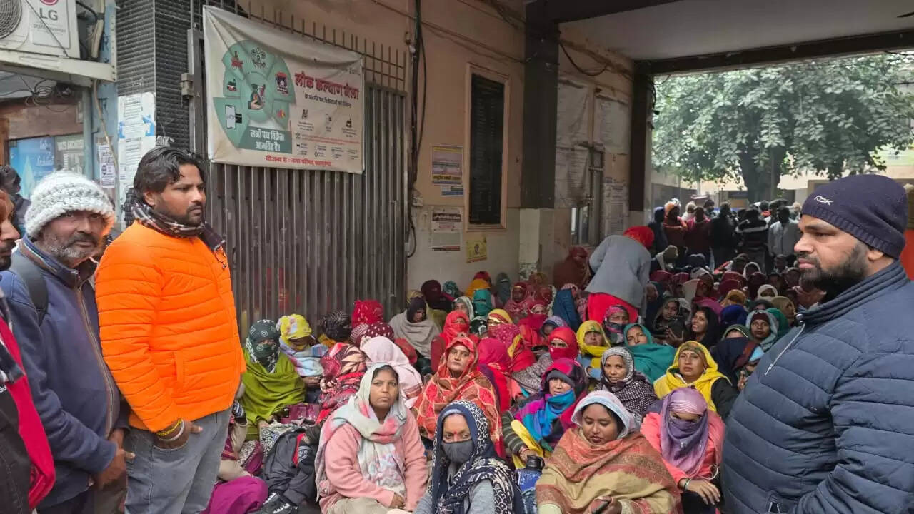 झज्जर : सफाई कर्मियों ने ठेका प्रथा के विरोध में दिया धरना