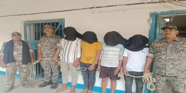 साईबर ठगी कर रहे चार युवकों को पुलिस ने खदेड़ कर पकड़ा