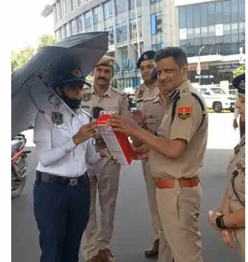 यातायात प्रहरियों को बांटे छाते और पानी की बोतलें