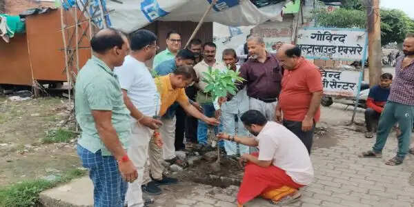 नुमाइश मैदान में पौधारोपण, दुकानदारों को सौंपी पौधों की जिम्मेदारी