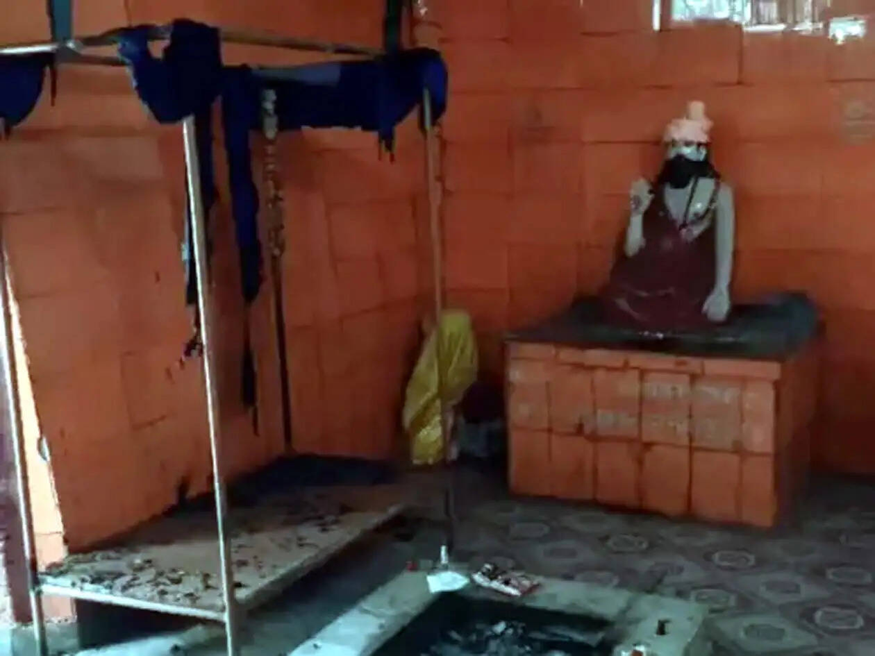 हांसी में ऐतिहासिक किले पर बनी बाबा मीरा साहब की समाधि में तोड़फोड़, आग लगाई