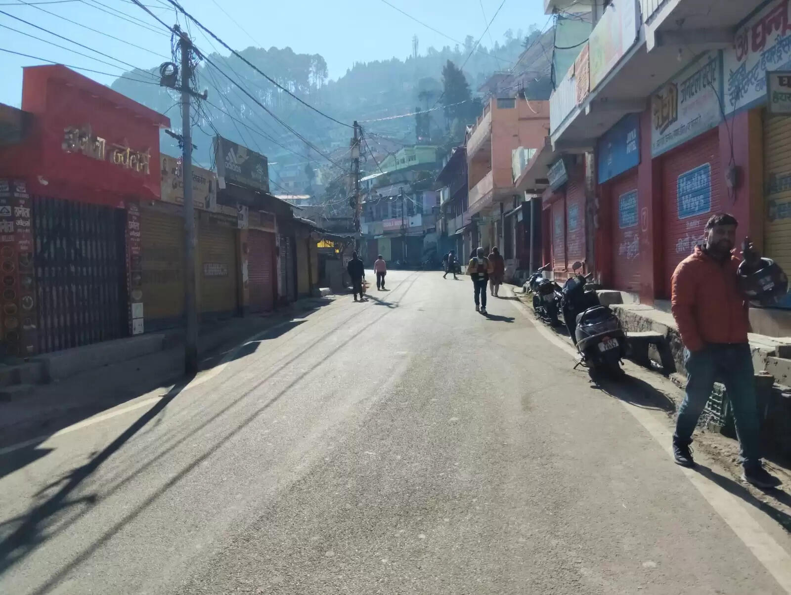 उत्तराखंड में बंद का मिला-जुला असर