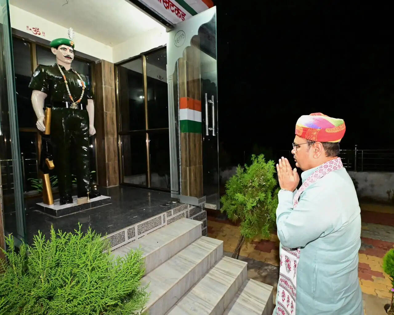 मुख्यमंत्री ने शहीद के आवास पर किया भोजन