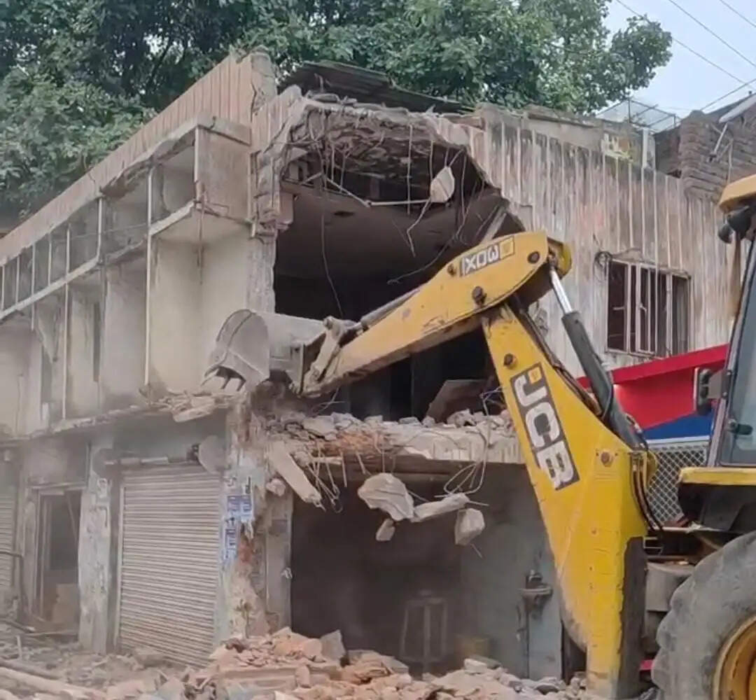 भागलपुर में होटल पर चला बुलडोजर