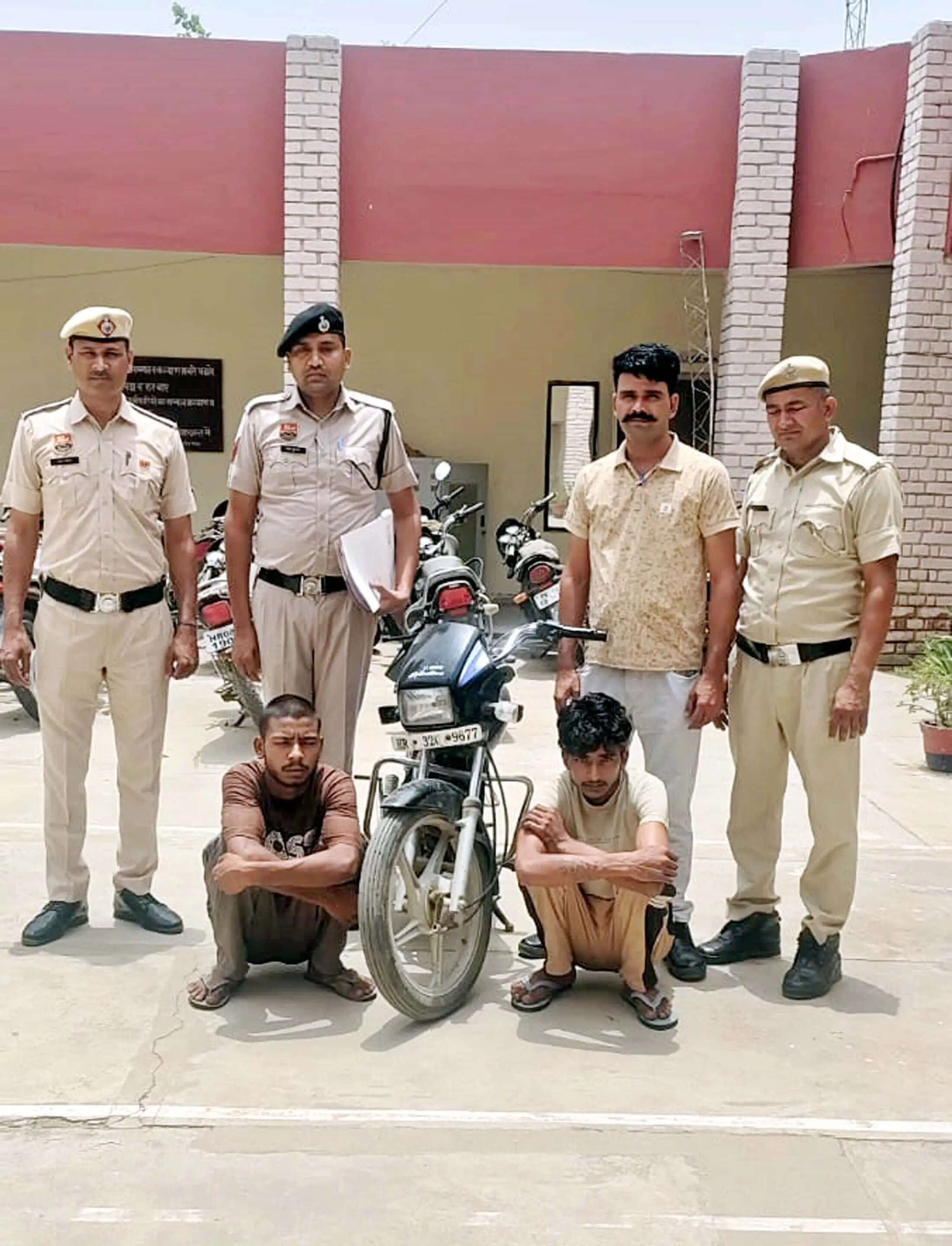 जींद : मोटरसाइकिल चोर गिरोह के एक नाबालिग सहित तीन सदस्य गिरफ्तार