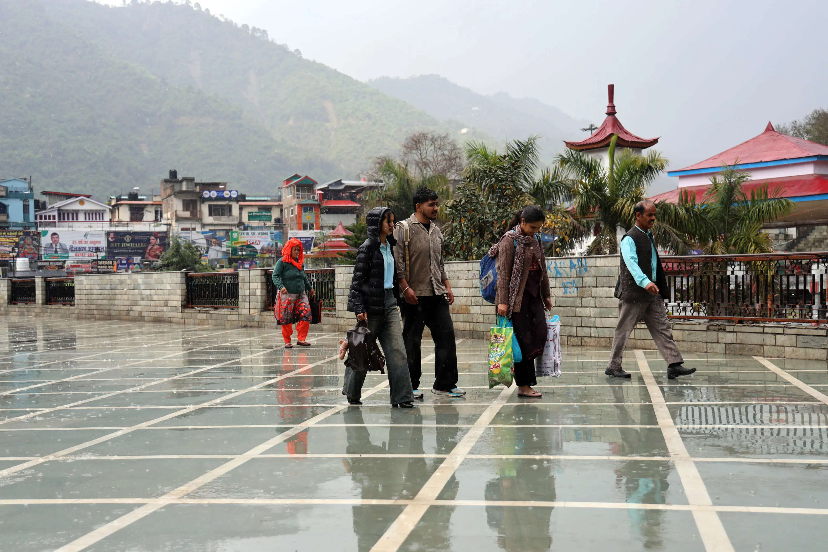 आसमानी गर्जना, ओले और झमाझम बारिश ने बिगाड़ दिया खेल, फसलों को भी होने लगा नुक्सान,
