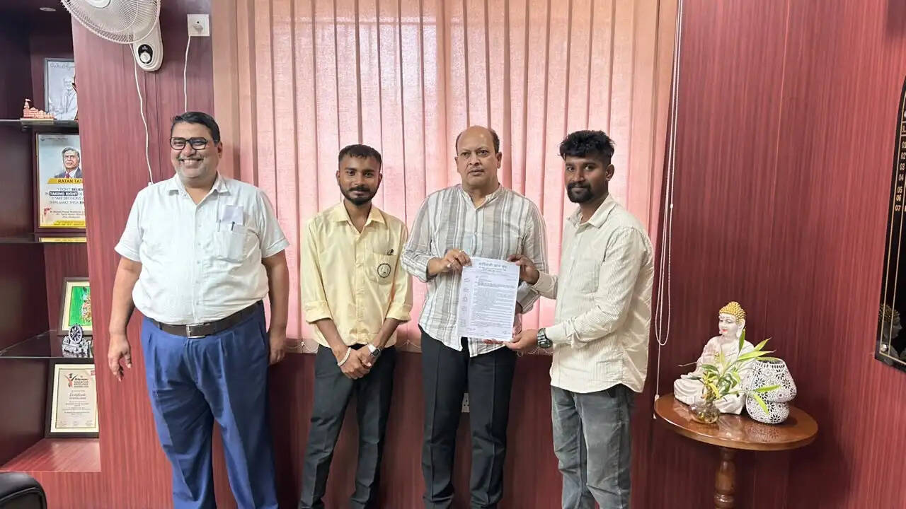 सीट कटौती के विरोध में एसीएस ने कुलपति को सौंपा ज्ञापन