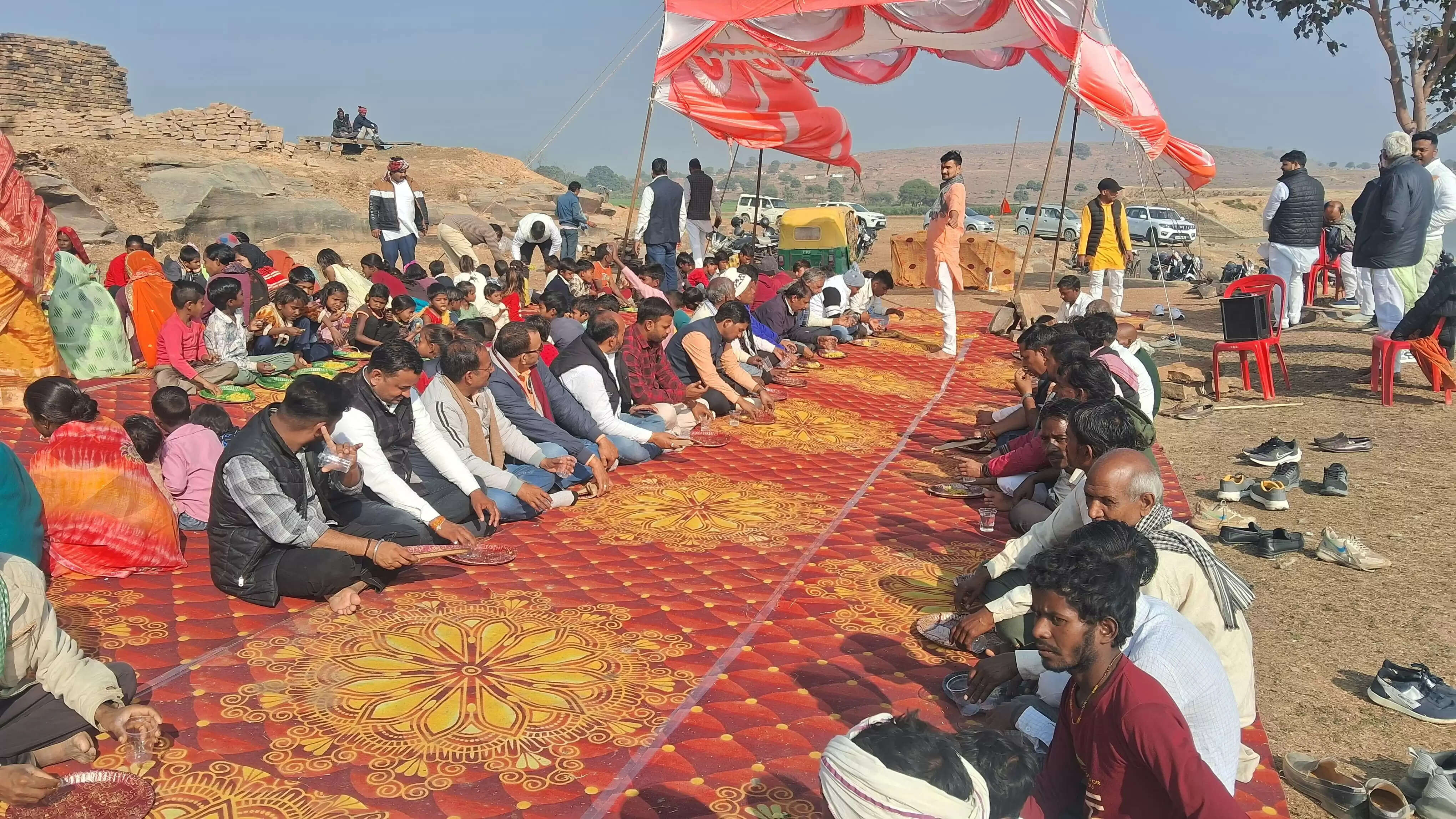 बंधी किनारे समरसता का संगम, खिचड़ी भोज में घुली मकर संक्रांति की मिठास