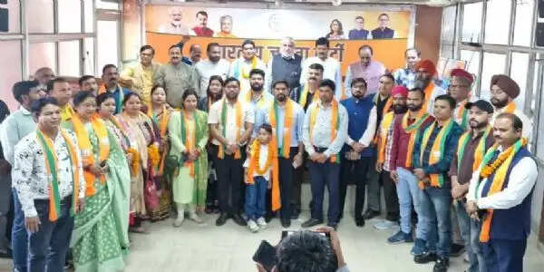 पूर्व श्रम उपायुक्त सहित लोगों ने लीं भाजपा की सदस्यता