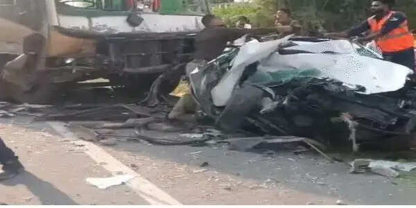 तेज रफ्तार कार डिवाइडर तोड़ बस से भिड़ी: एक की मौत