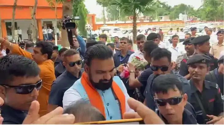मुख्यमंत्री ने मुंगेर में चयनित 10 आदर्श विद्यालयों का उद्घाटन किया, बच्चाें से की बात