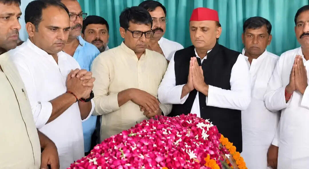 अखिलेश यादव ने राम गोविंद चौधरी को दी अंतिम श्रद्धांजलि, बोले- समाजवादी आंदोलन को हुई क्षति