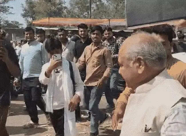 मप्र के भिंड में रोड नहीं तो टोल नहीं आंदोलन शुरू, हाईवे चौड़ीकरण की मांग को लेकर टोल प्लाजा पर हंगामा