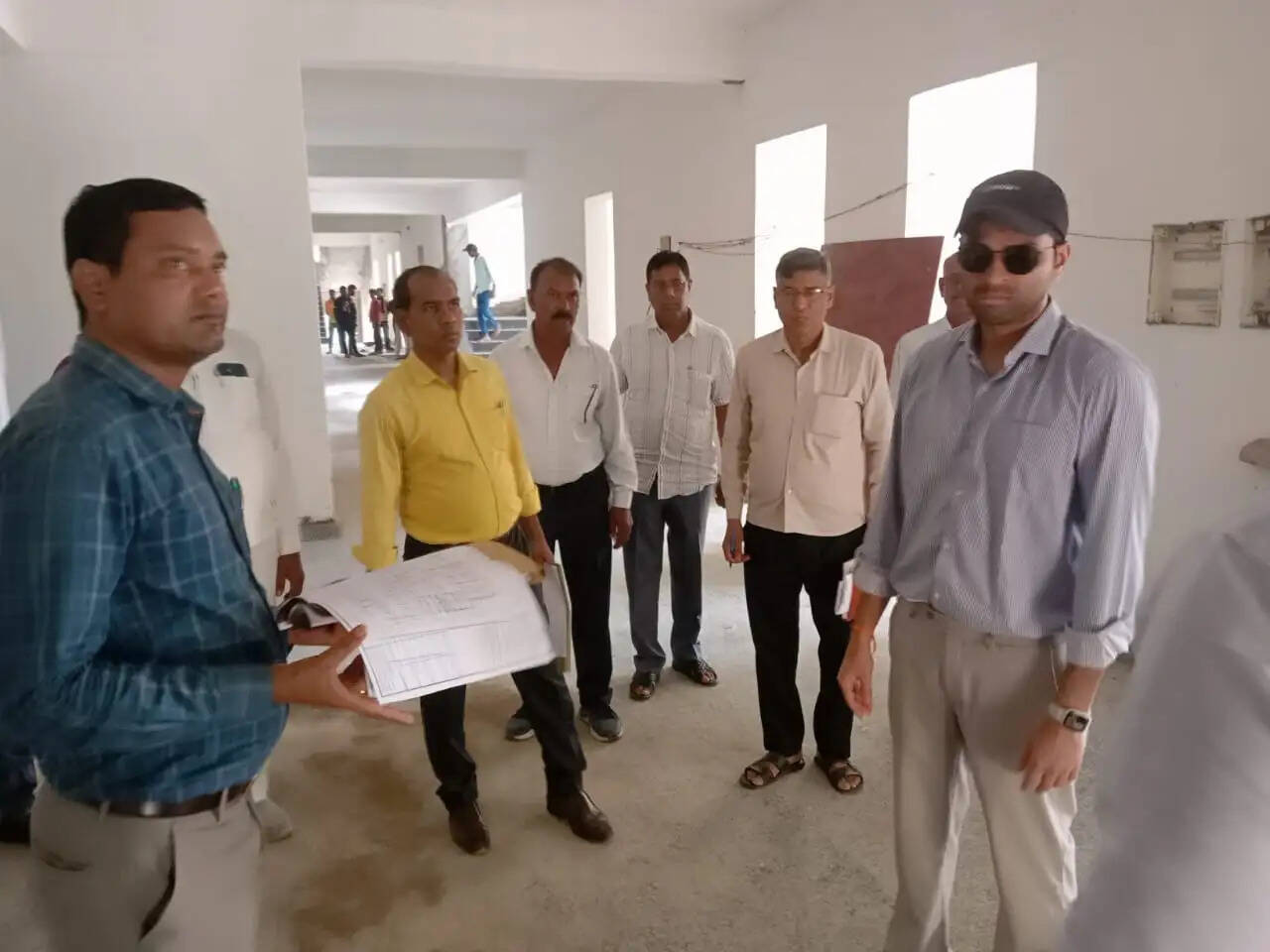 जिलाधिकारी ने निर्माणाधीन एआरटीओ भवन का किया निरीक्षण