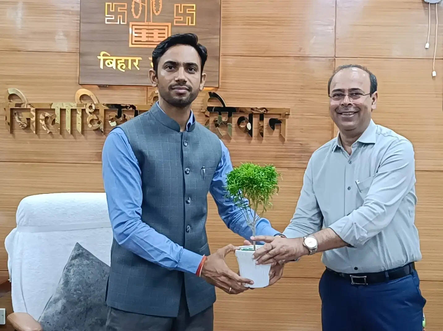 नवपदस्थापित डीएम विजय प्रकाश मीणा ने ग्रहण किया पदभार