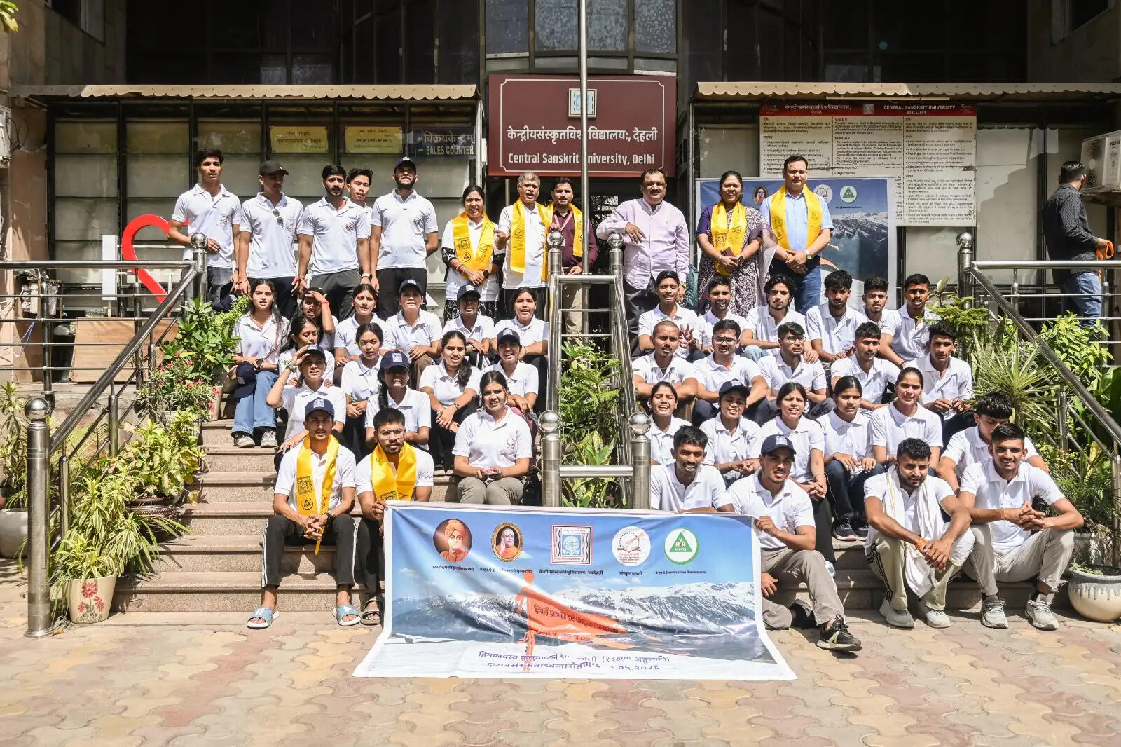 केंद्रीय संस्कृत विश्वविद्यालय का 51 सदस्यीय दल ‘हिमालयन ट्रैकिंग अभियान’ के लिए रवाना