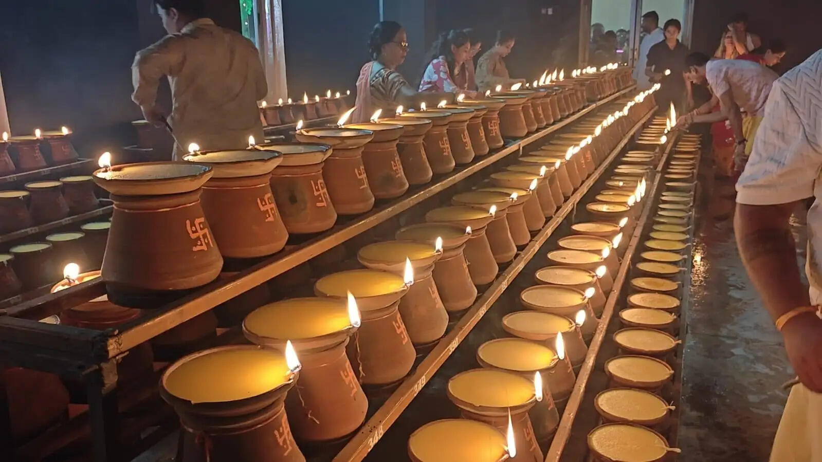 शहर से लेकर गांव तक मंदिरों में जले आस्था के जोत