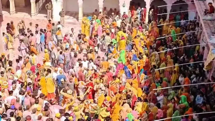 दाऊजी मंदिर में हो रहा हुरंगा, हुरियारों पर बरस रहे कोड़े