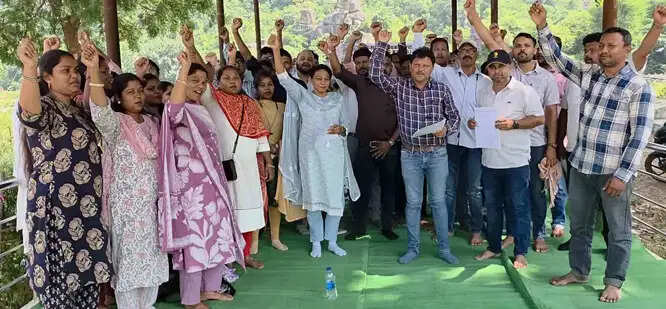 नियमितीकरण सहित कई मांगाें काे लेकर तकनीकी सहायक तीन दिवसीय हड़ताल पर बैठे