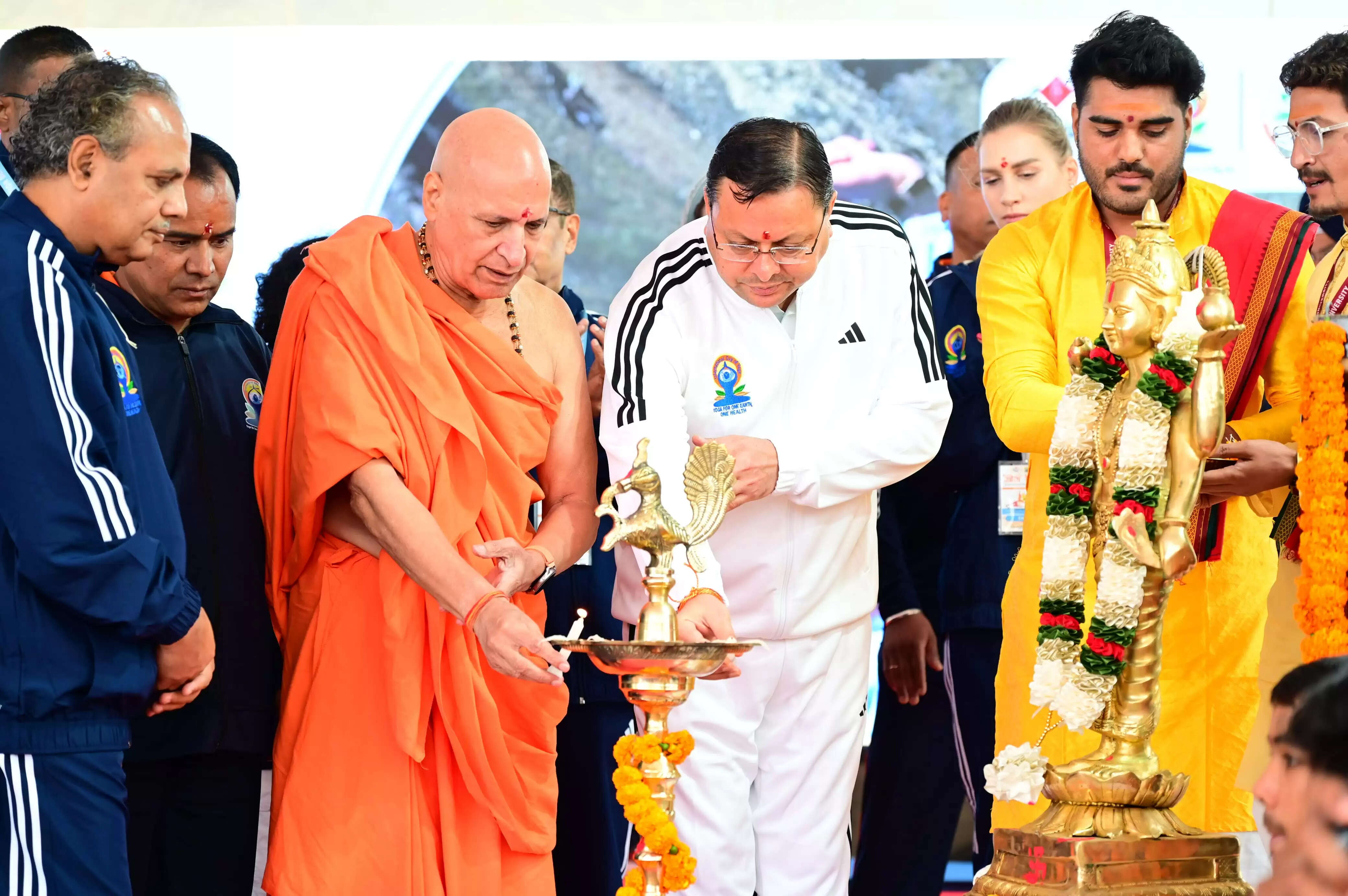 आठ देशों के डेलिगेट्स के साथ मुख्यमंत्री ने किया योग,बोले-उत्तराखंड को बनाएंगे योग और वेलनेस की वैश्विक राजधानी