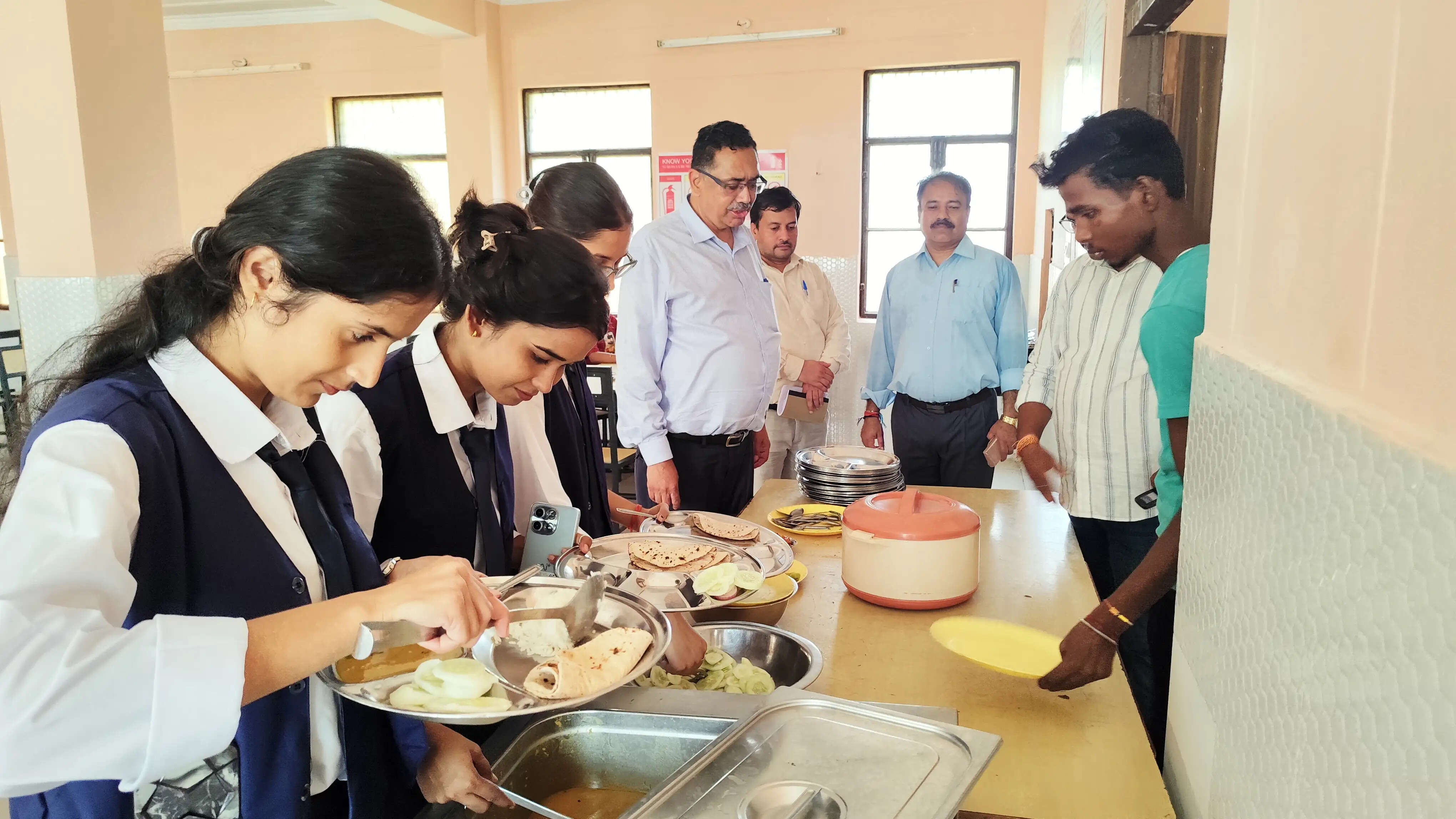 जौनपुर : कुलपति ने हास्टल की मेस में छात्राओं संग किया भोजन, परखी खाने की गुणवत्ता