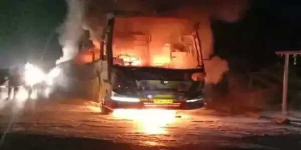 आंध्र प्रदेश के करनूल के निकट भीषण सड़क हादसे। 20 लोगों की मौत की आशंका