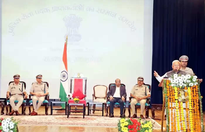 पुलिस का व्यवहार और दृष्टिकोण जनता के प्रति संवेदनशील होना चाहिए : राज्यपाल पटेल