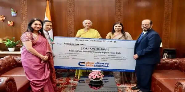 एक्जिम बैंक ने 2025-26 के लिए वित्त मंत्री को 428 करोड़ रुपये का लाभांश चेक सौंपा
