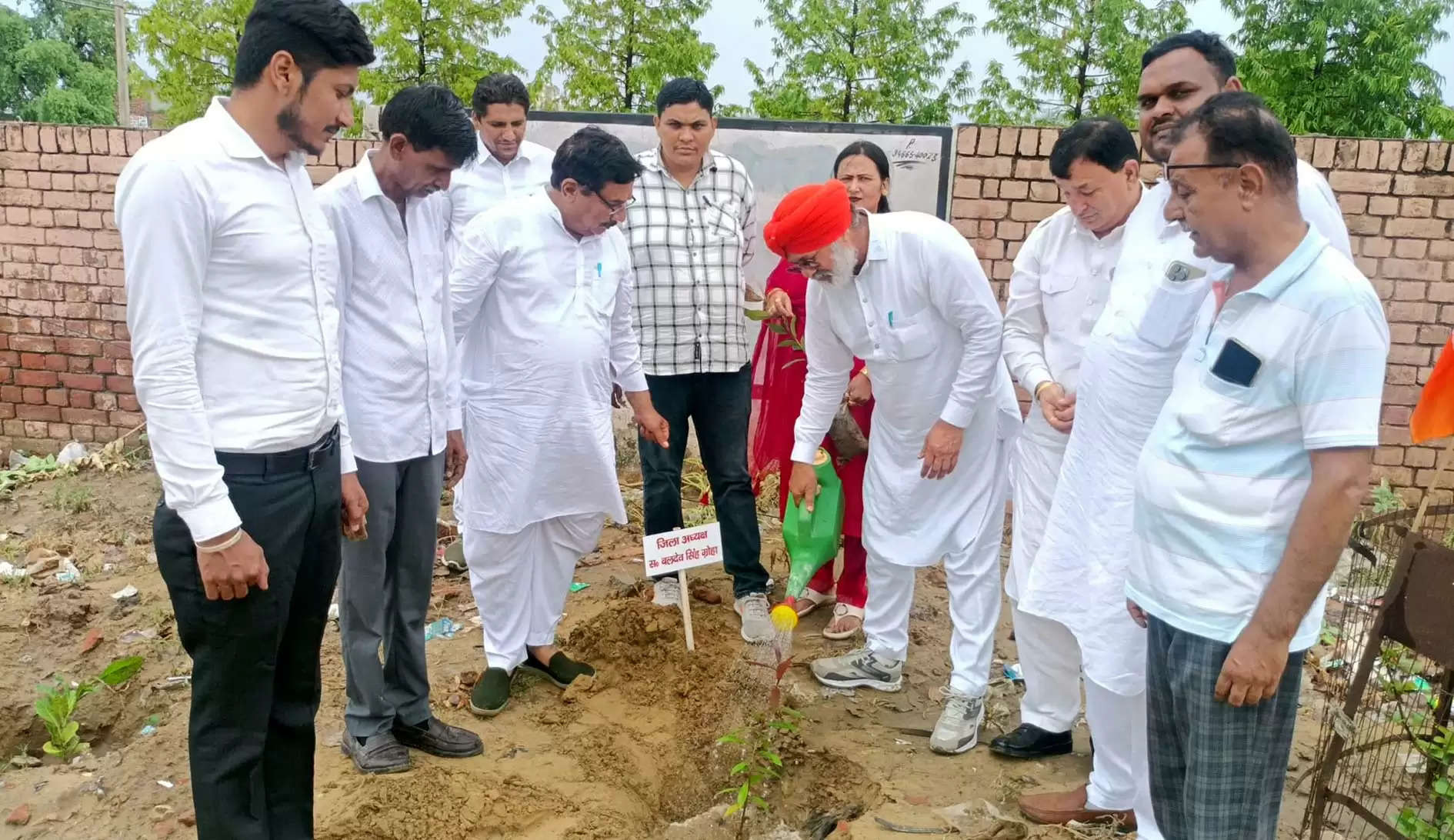 मुखर्जी की जयंती पर भाजपा कार्यकर्ताओं ने फतेहाबाद में लगाए पौधे