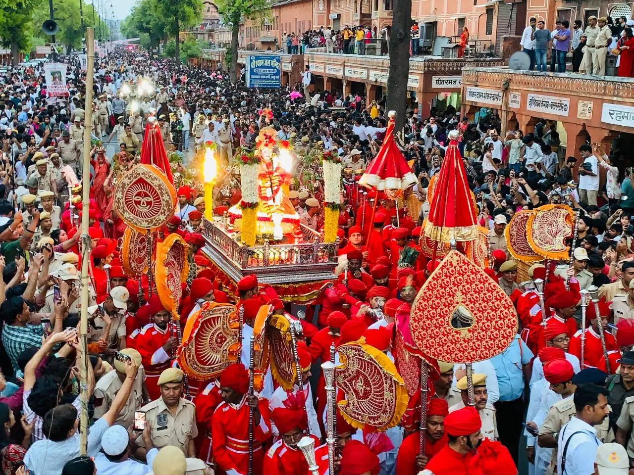 शाही ठाठ-बाट से निकली गणगौर माता की शोभायात्रा