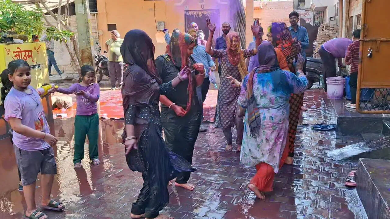 पलवल में धूमधाम से मनाया गया होली का पर्व, बाजारों में रही उत्साह की लहर