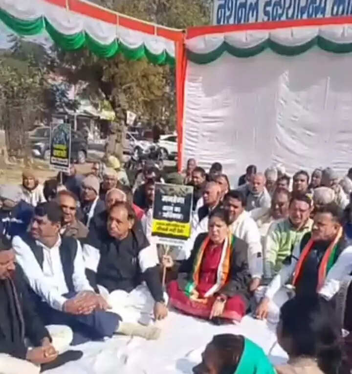 झज्जर : मनरेगा का नाम बदलने पर कांग्रेसियों ने दिया धरना