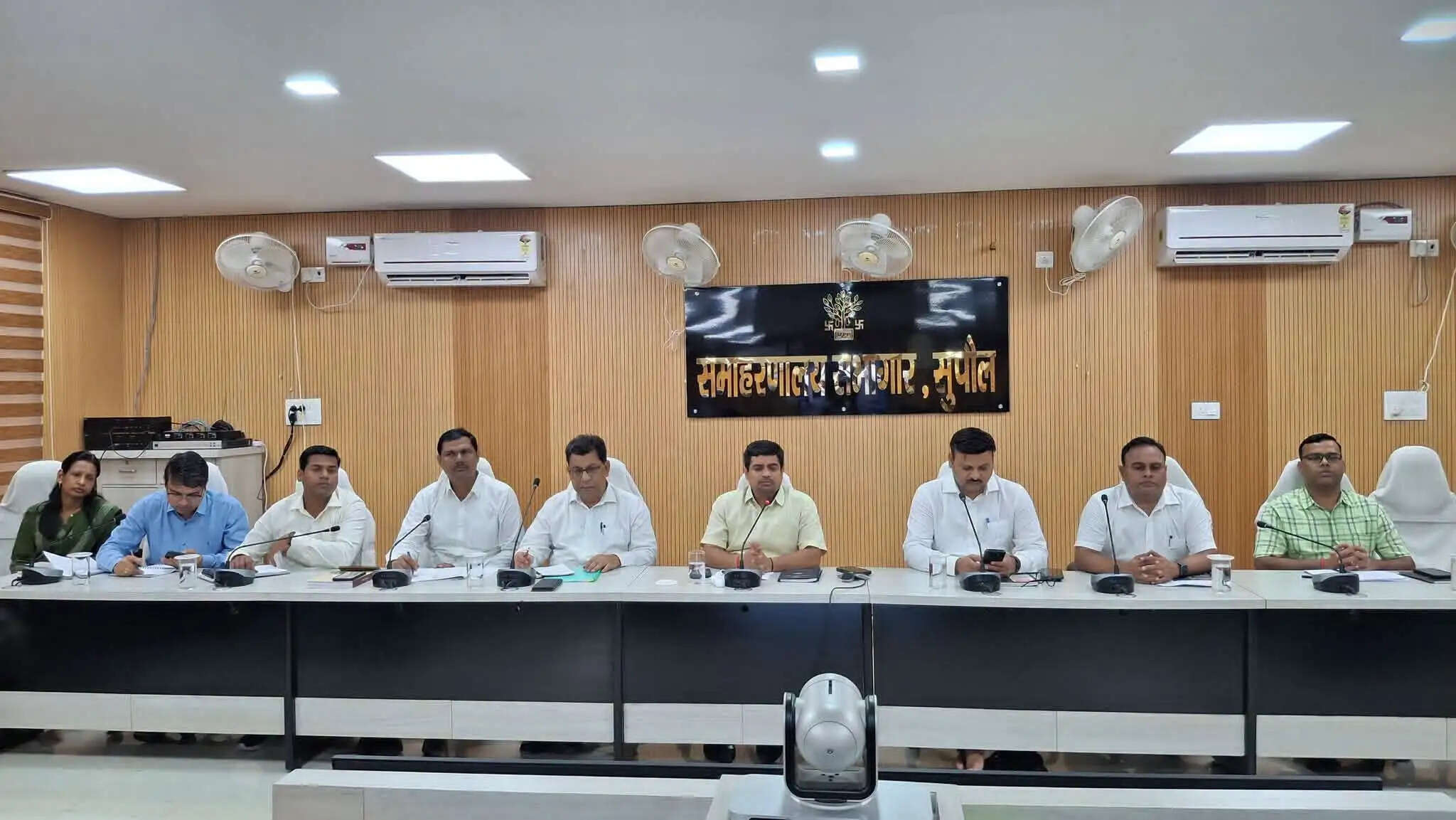 डीएम ने जनकल्याण योजनाओं और लंबित मामलों के त्वरित निष्पादन के दिए निर्देश