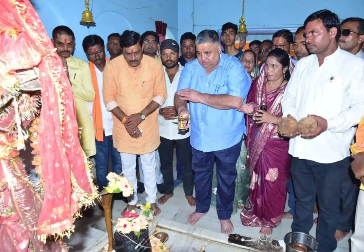 कवर्धा : मंत्री राजेश अग्रवाल ने सिद्धेश्वर महादेव और हनुमान मंदिर में की पूजा-अर्चना