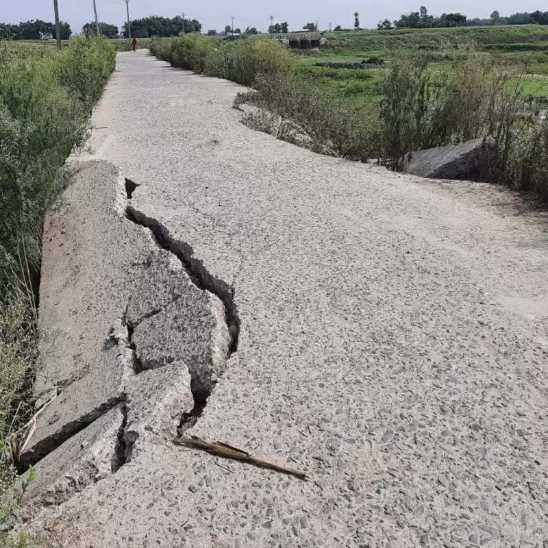 ग्राम सड़क के कटने से बीस हजार की आबादी प्रभावित