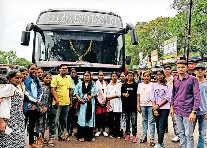 संगीत विवि. खैरागढ़ में नि:शुल्क अध्ययन हेतु 25 छात्र-छात्राएं हुए रवाना