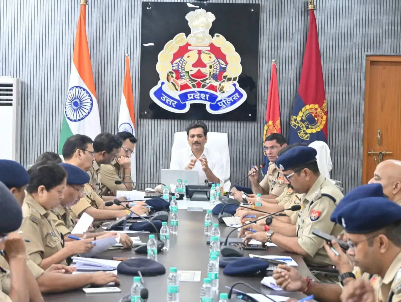 मुख्यमंत्री योगी के वाराणसी दौरे से पहले अलर्ट मोड में पुलिस, कमिश्नर ने अफसरों संग की बैठक