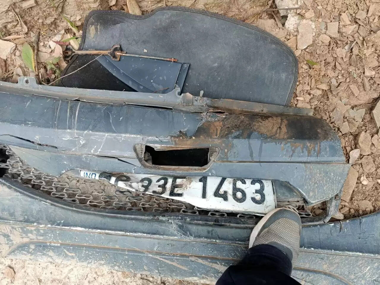 सराज के कांडा में गिरी नैनो, नए साल का जश्न मनाने जा रहे पांचों दोस्त हुए घायल, तीन की हालत गंभीर