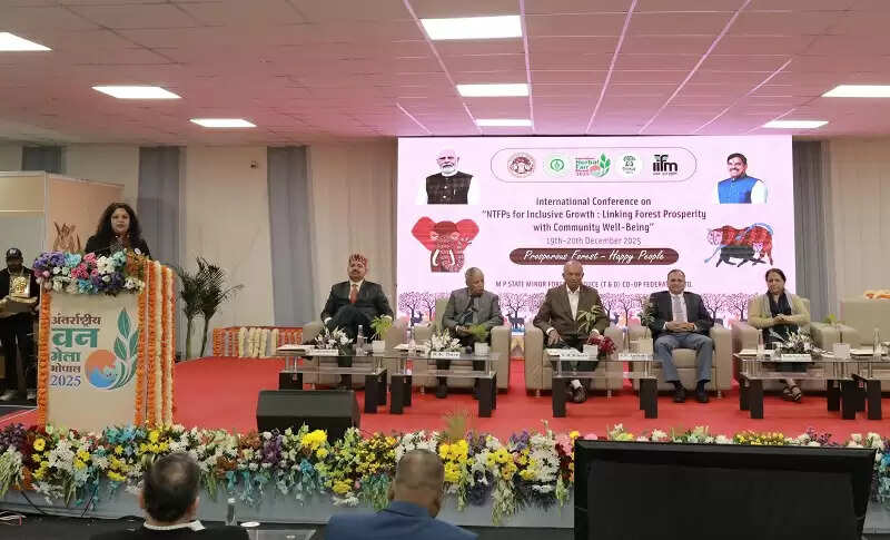 अंतरराष्ट्रीय वन मेलाः हर्बल उत्पादों की खरीदी में लोगों का भारी रूझान