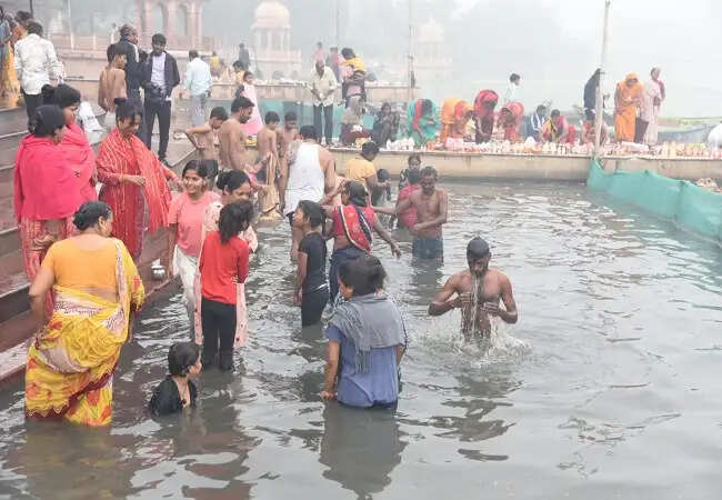 कार्तिक    पूर्णिमा पर आस्था की डुबकी में सराबोर हुआ पूरा उत्तर प्रदेश