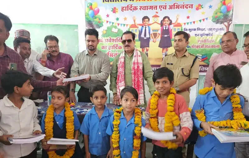 राजगढ़ः मंत्री टेटवाल ने प्रवेशोत्सव में पुस्तक और मिठाई वितरण कर विद्यार्थियों का किया उत्साहवर्धन