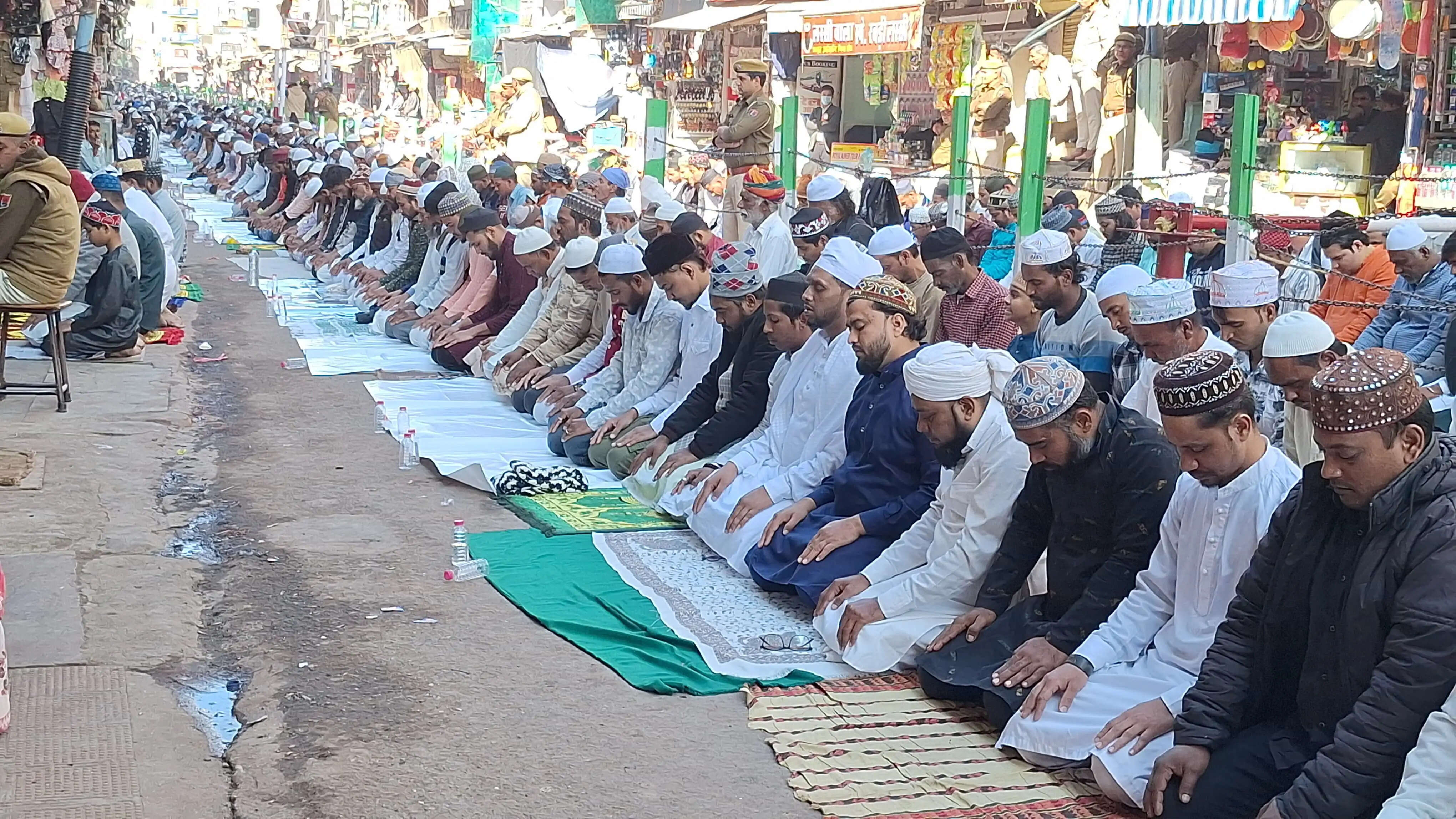 ख्वाजा मोइनुद्दीन चिश्ती की दरगाह के 813वें उर्स पर पहले जुम्मे की नमाज अदा