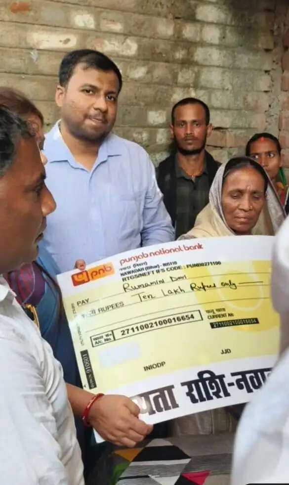 हाथी के हमले में मृत वृद्ध के परिजनों को वन विभाग ने सौंपा 10 लाख रुपये का मुआवजा